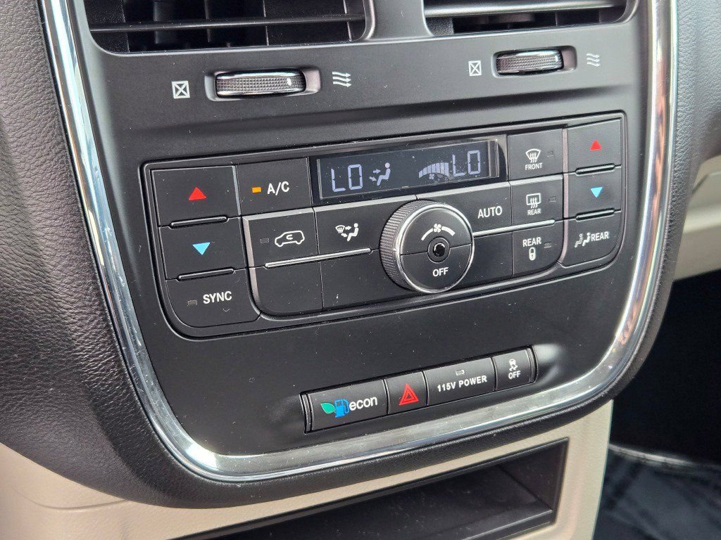 Used 2014 Chrysler Town & Country Touring FWD image 28