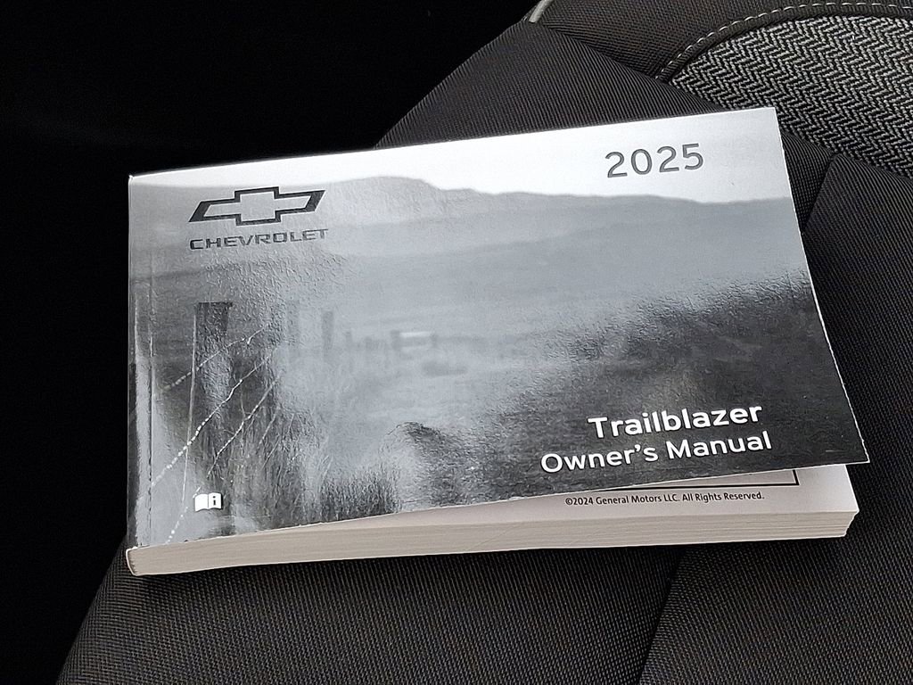 Used 2025 Chevrolet TrailBlazer LT image 28