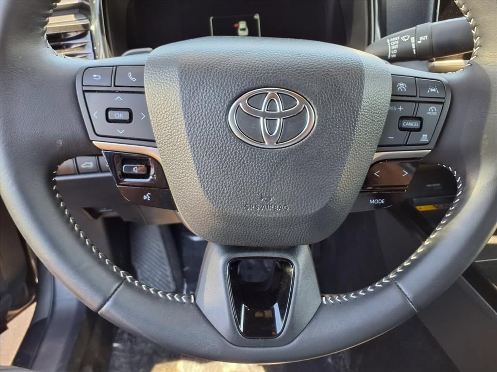 Used 2025 Toyota Camry SE FWD image 13