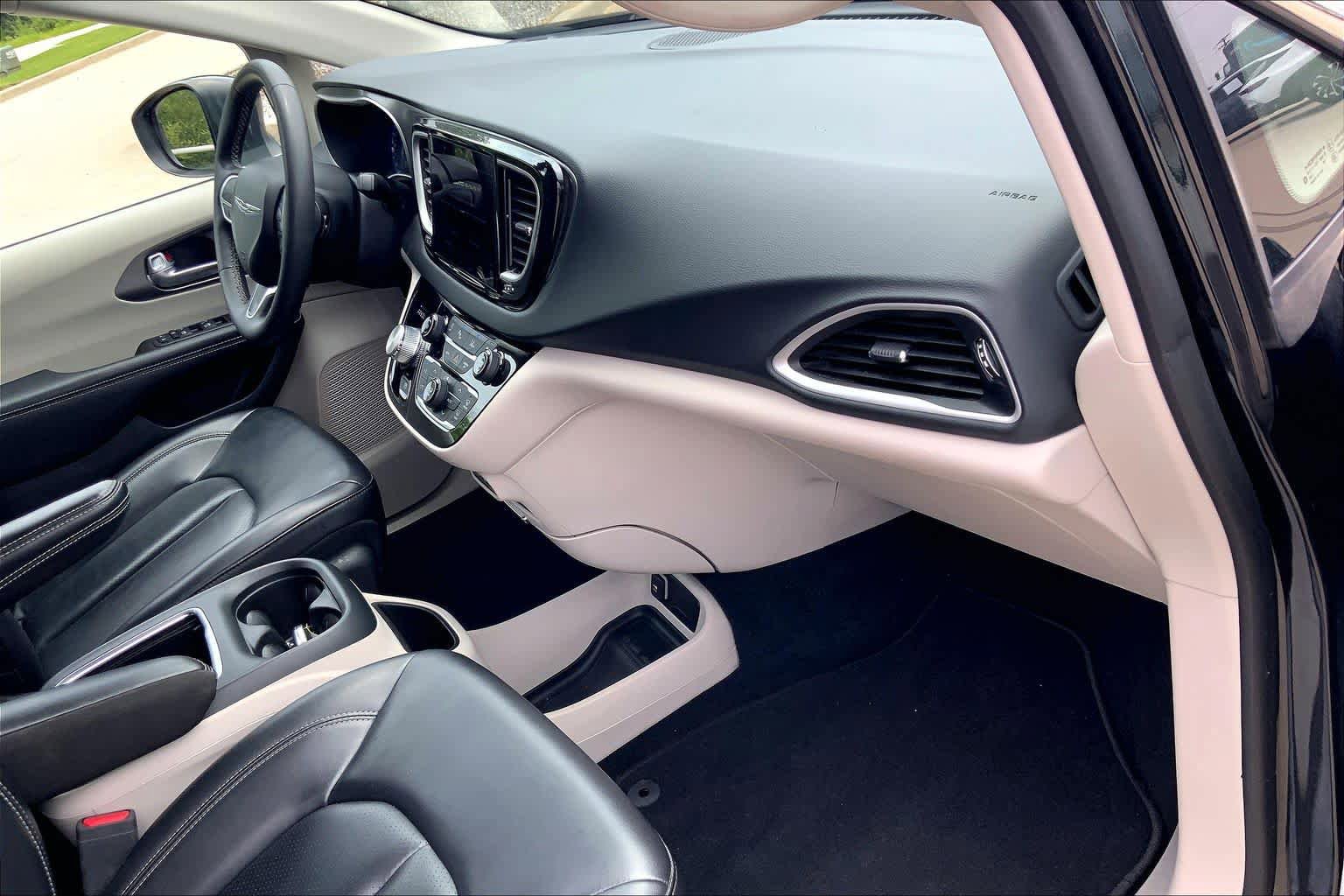 Used 2023 Chrysler Pacifica Touring-L FWD image 19