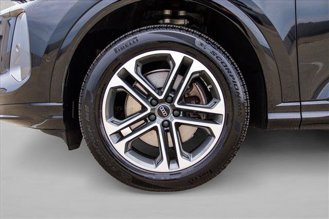 Used 2025 Audi Q5 Premium w/ Convenience Package AWD/4WD image 9