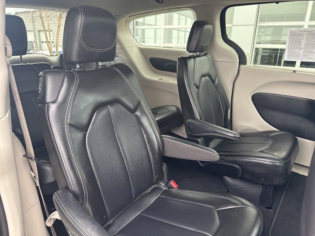Used 2024 Chrysler Pacifica Touring-L image 29