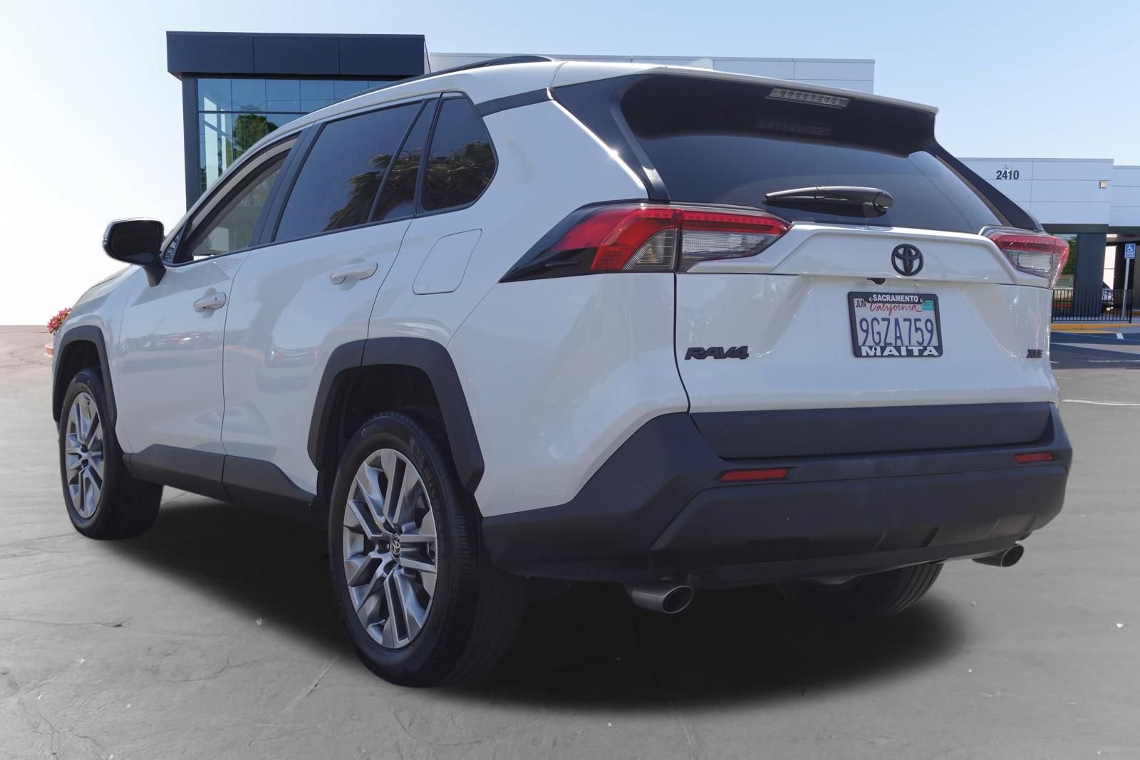 Used 2023 Toyota RAV4 XLE Premium FWD image 5