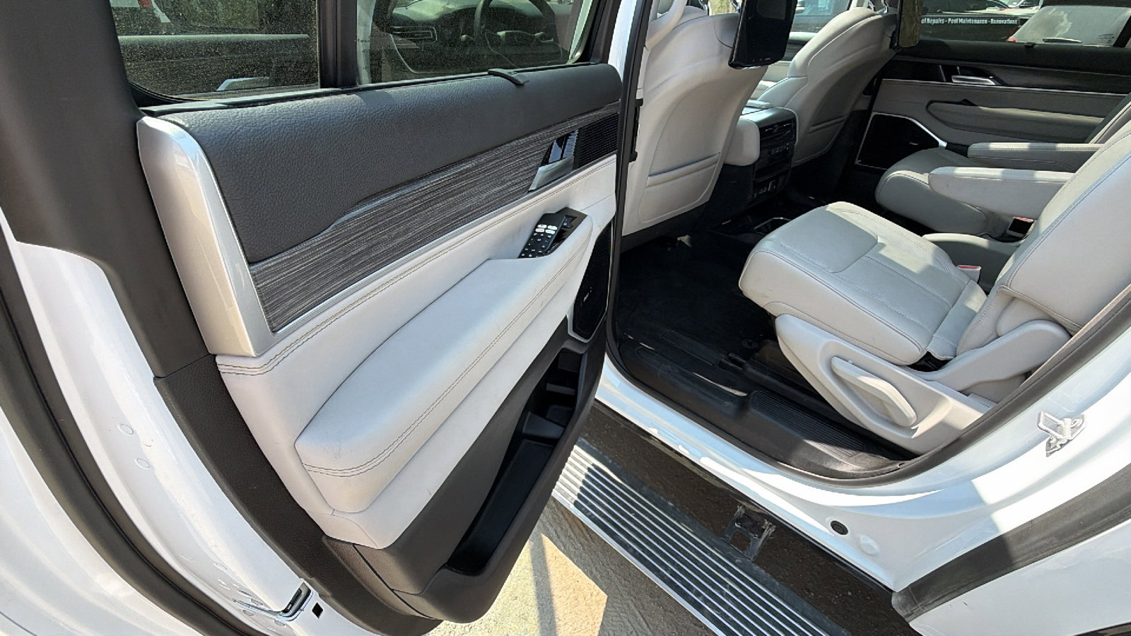 Used 2024 Jeep Wagoneer L Series III w/ Premium Group I image 19