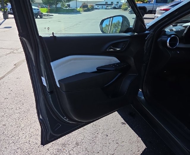 Used 2025 Chevrolet Trax LT FWD image 9