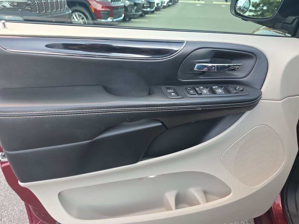 Used 2019 Dodge Grand Caravan SXT image 16