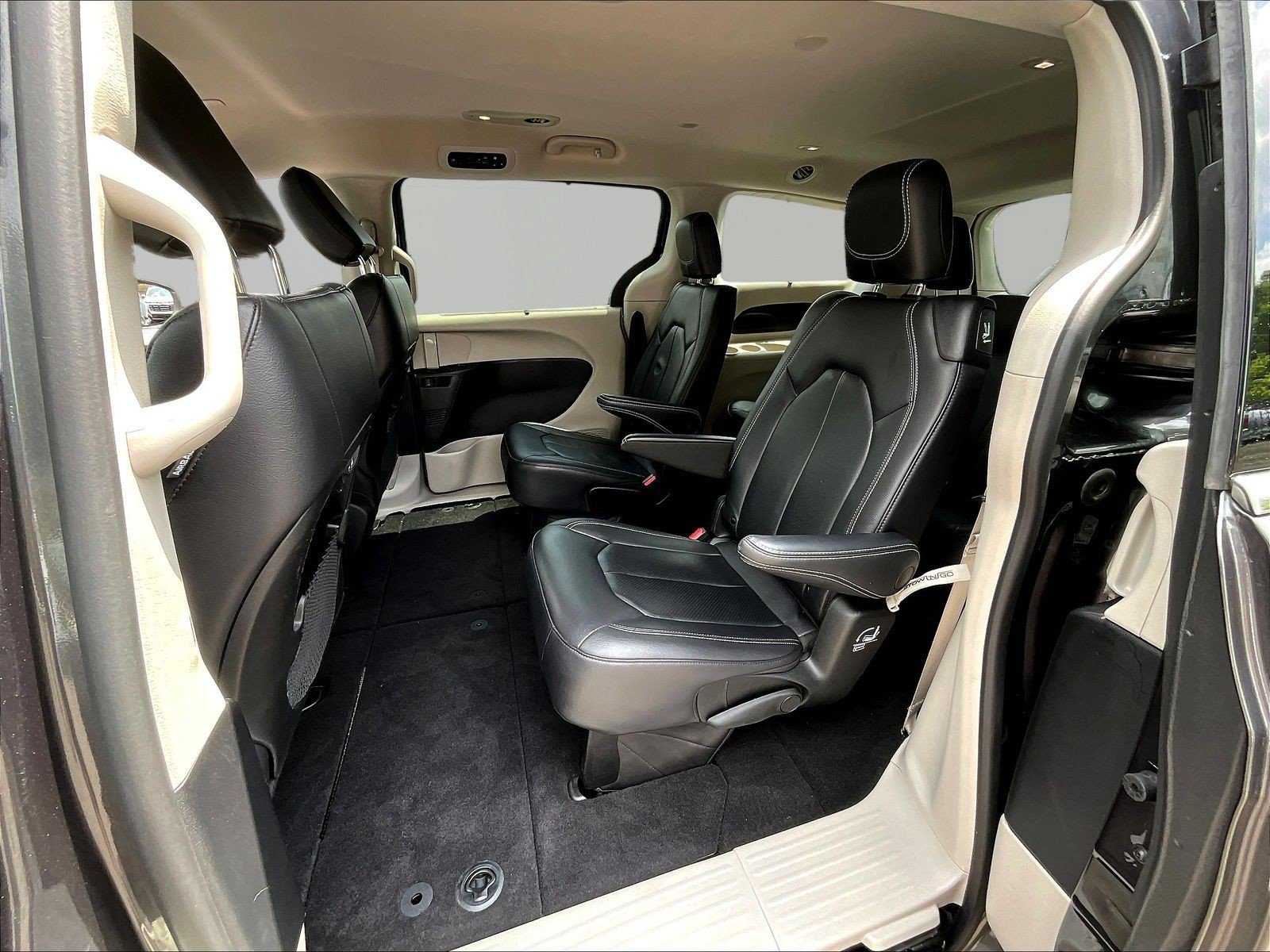 Used 2022 Chrysler Pacifica Touring-L FWD image 21