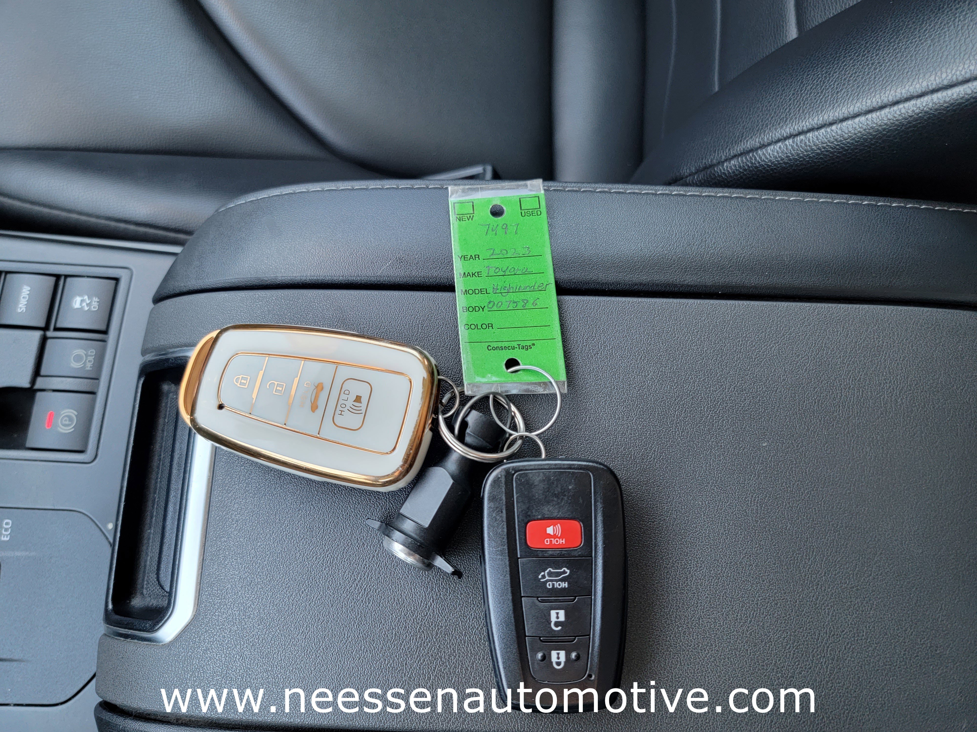 Used 2023 Toyota Highlander XLE image 32