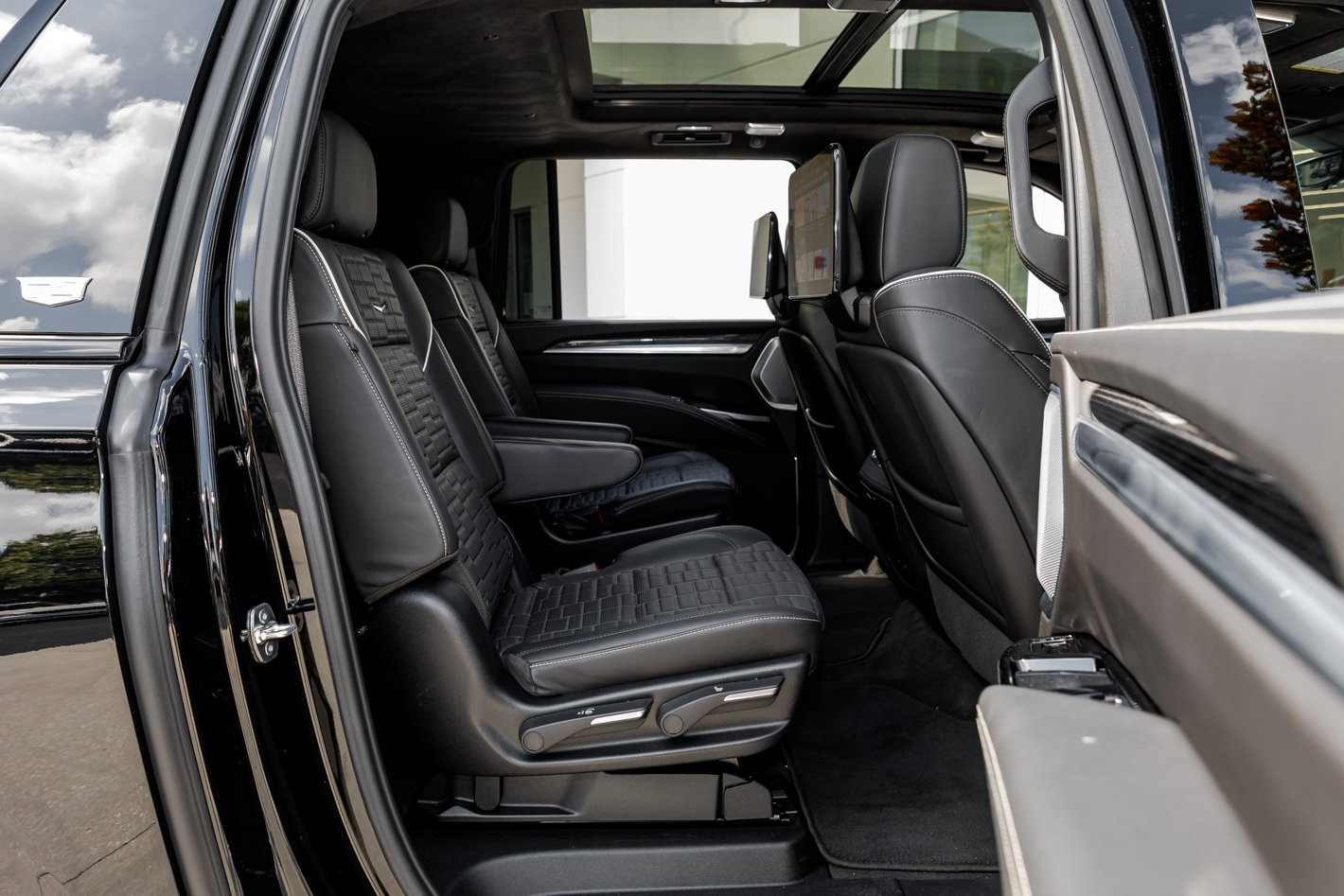 Used 2025 Cadillac Escalade ESV V image 33