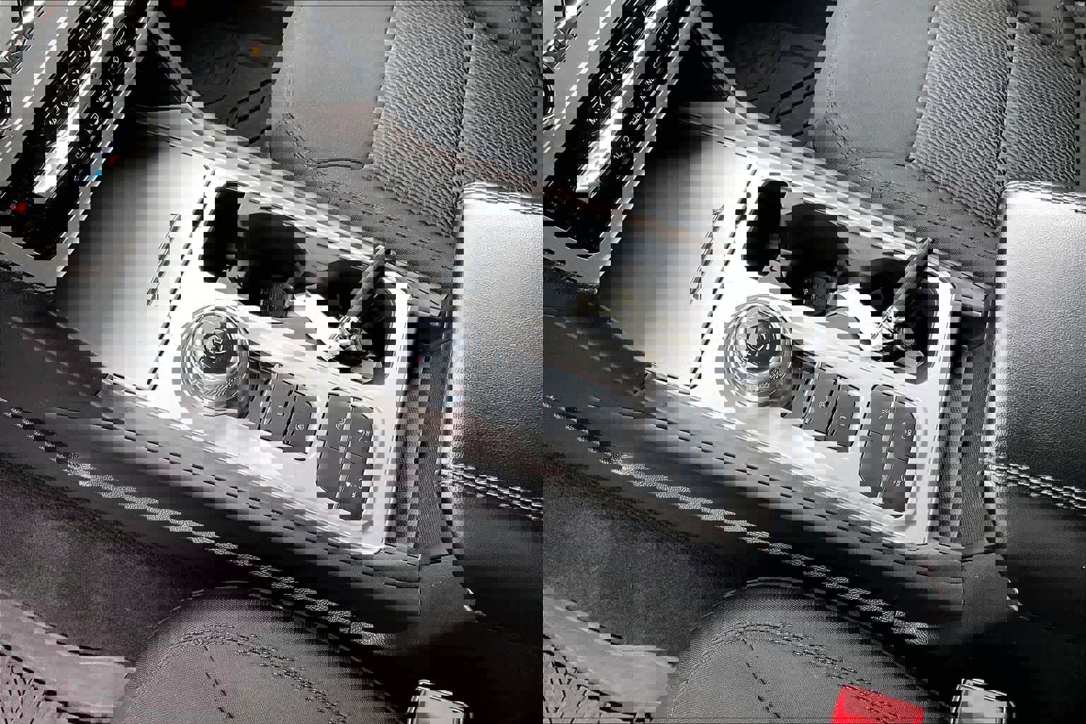 Used 2022 Ford Explorer XLT image 30