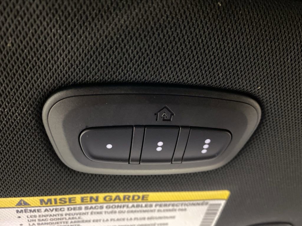 Used 2025 Chrysler Pacifica Limited image 46