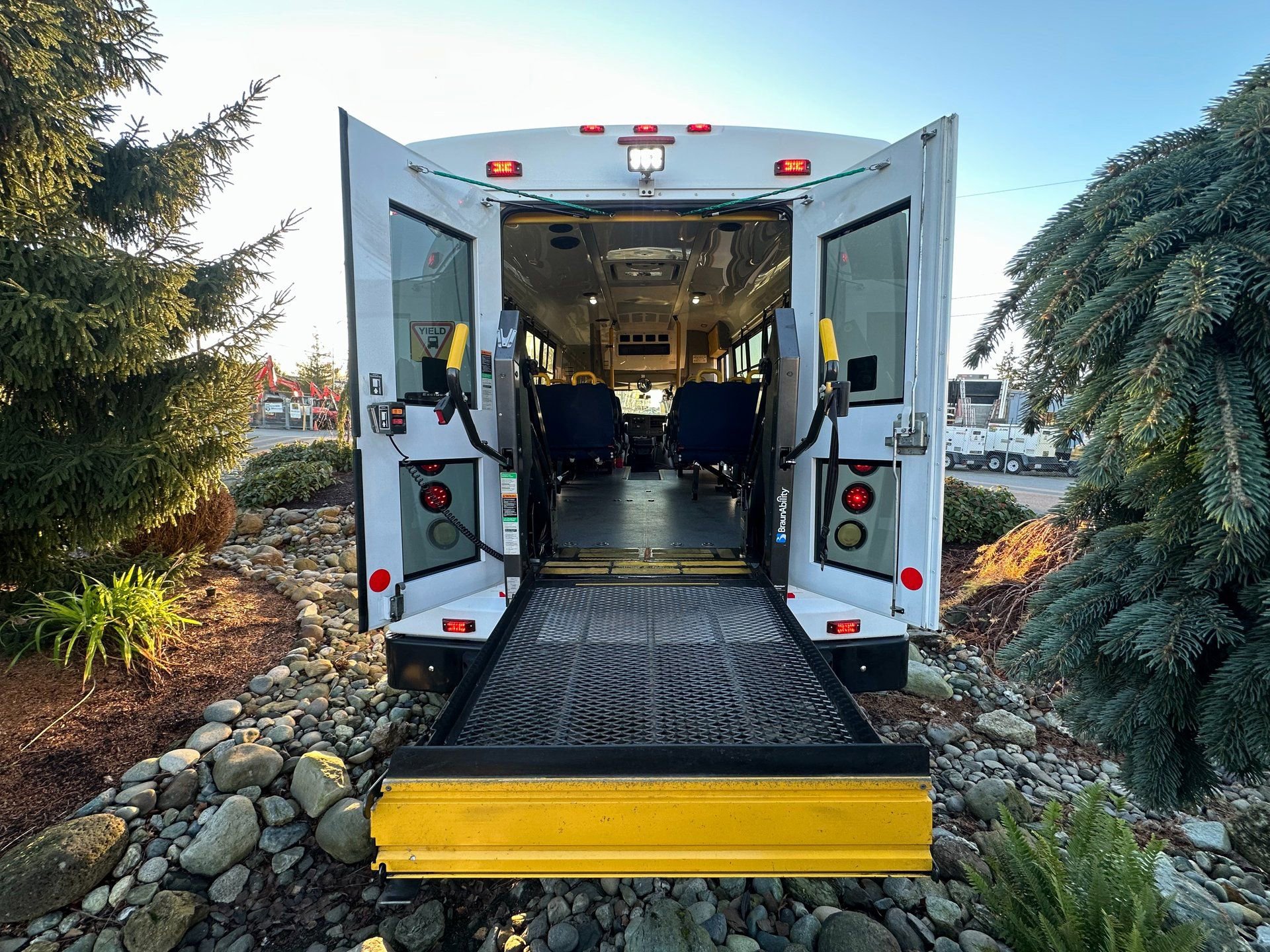 Used 2014 Chevrolet Express 4500 image 8