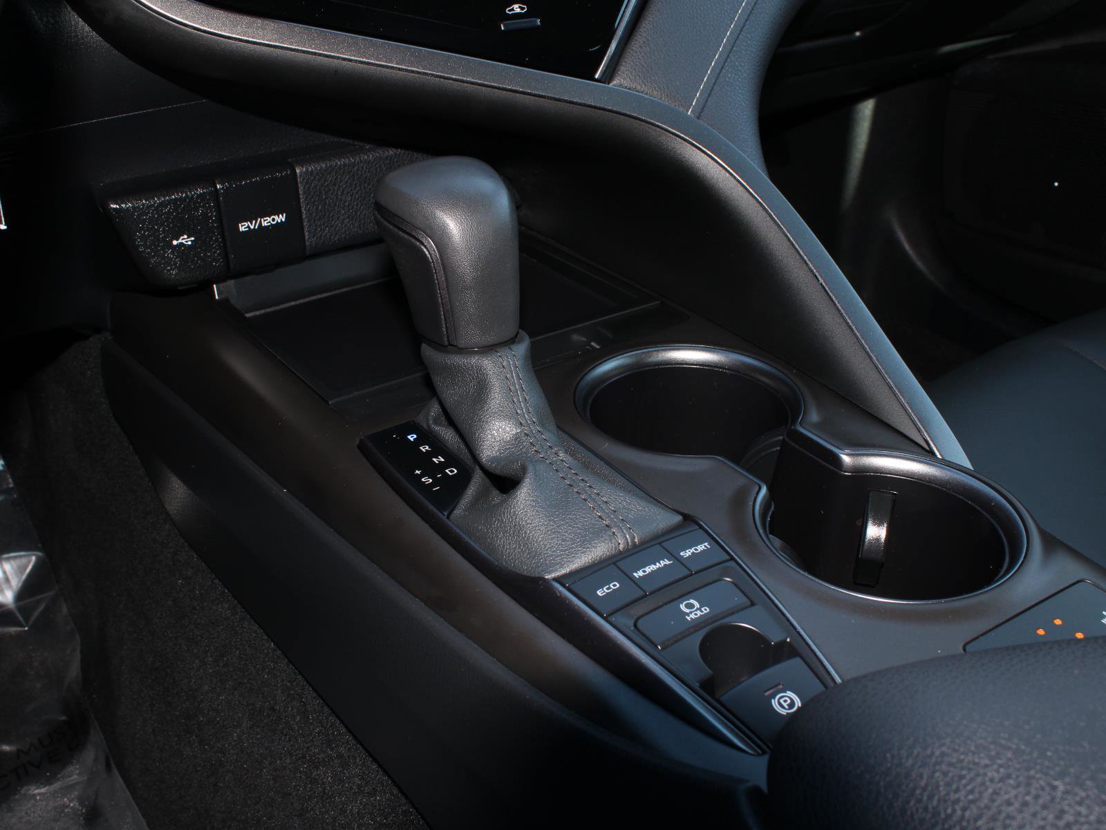 Used 2024 Toyota Camry SE w/ Cold Weather Package AWD/4WD image 13