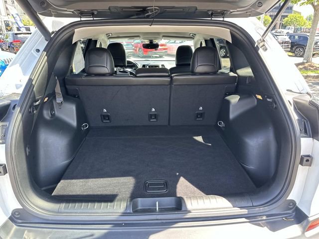 Certified 2019 Jeep Cherokee Latitude Plus w/ Comfort/Convenience Group FWD image 16
