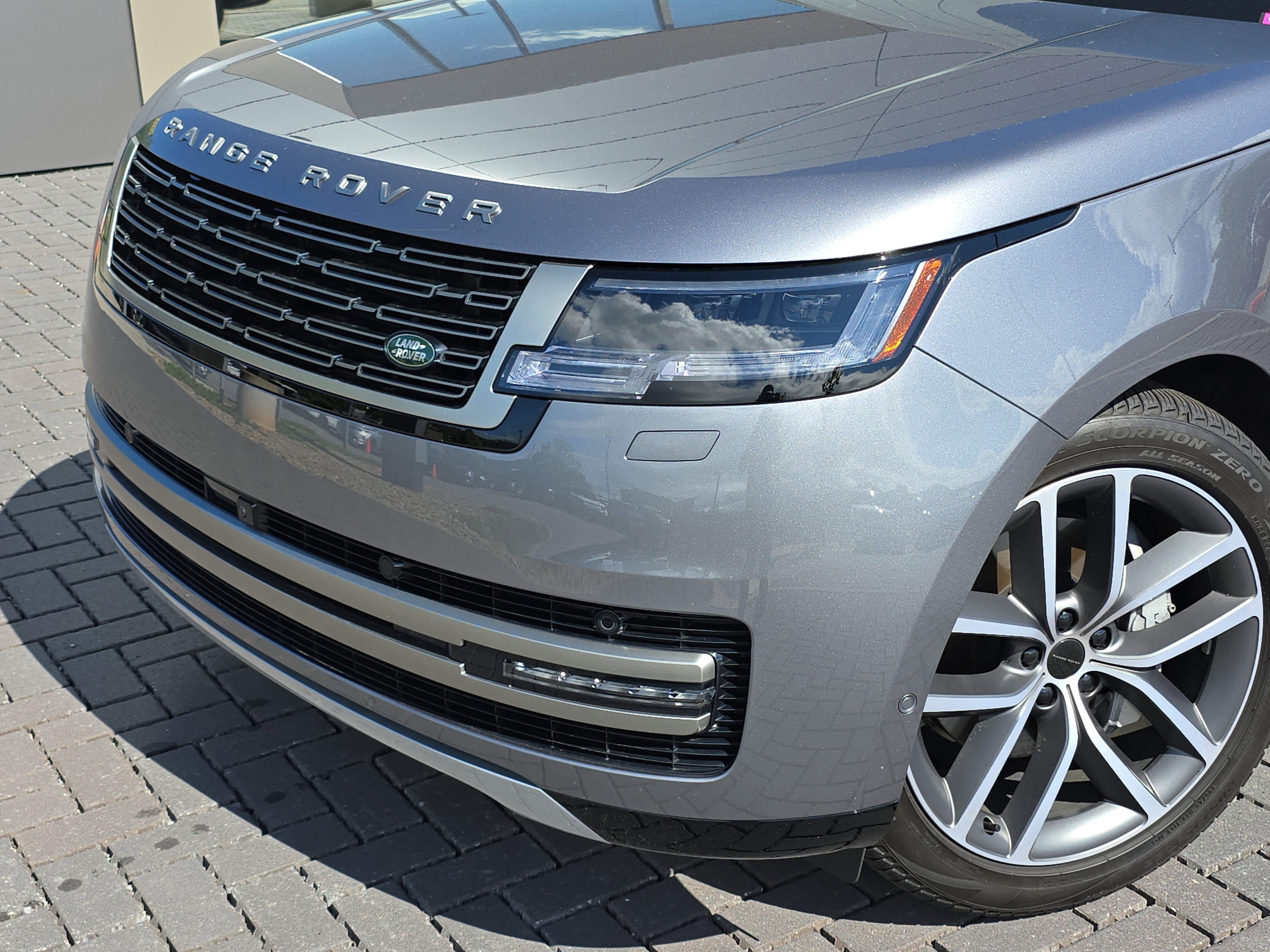 Certified 2026 Land Rover Range Rover SE AWD/4WD image 9