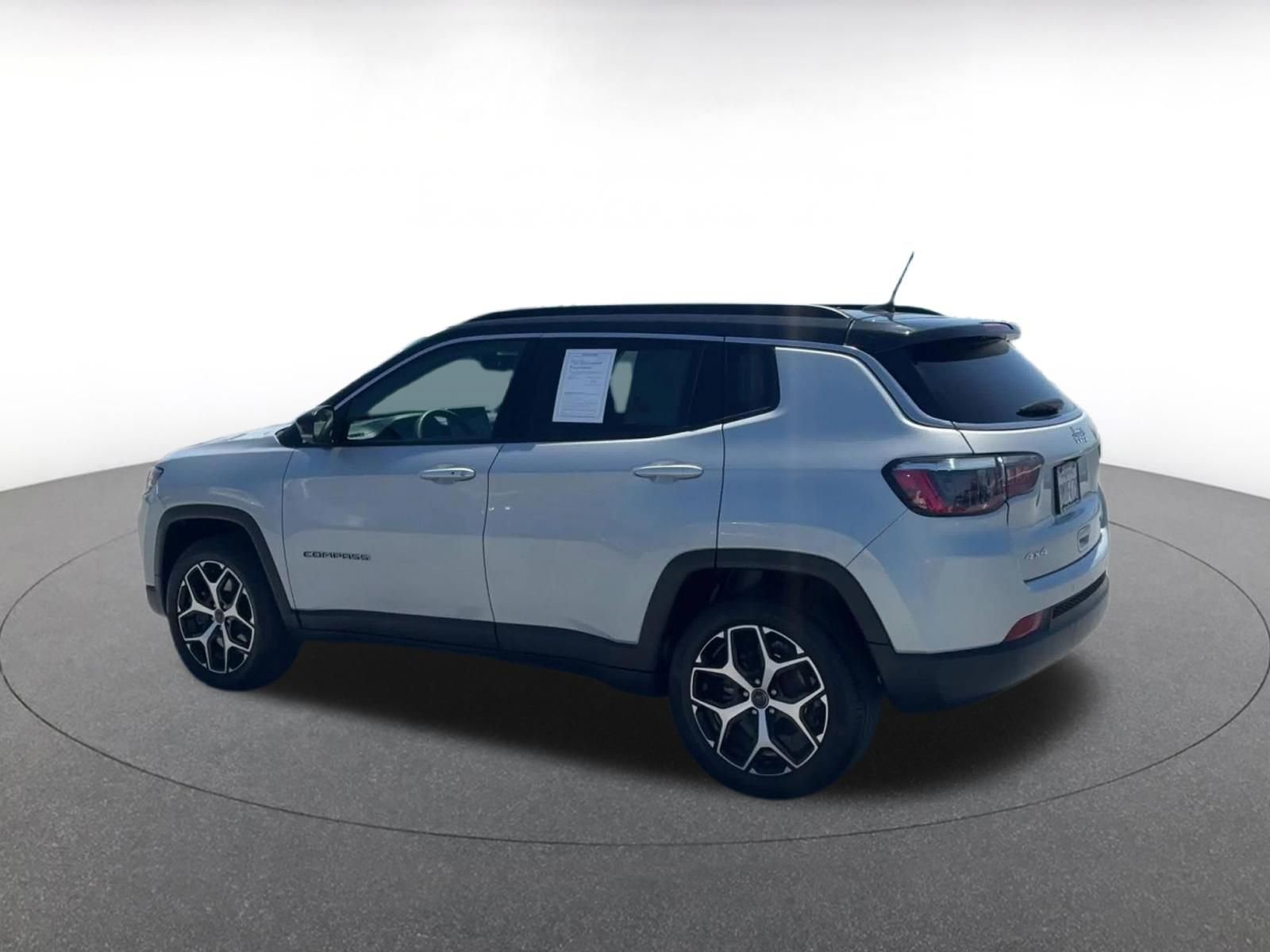 Used 2025 Jeep Compass Limited AWD/4WD image 10