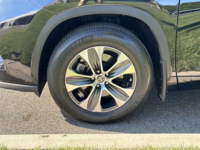 Used 2023 Toyota Highlander XLE AWD/4WD image 10