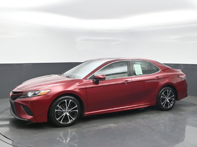 Used 2018 Toyota Camry SE w/ Moonroof Package FWD image 2
