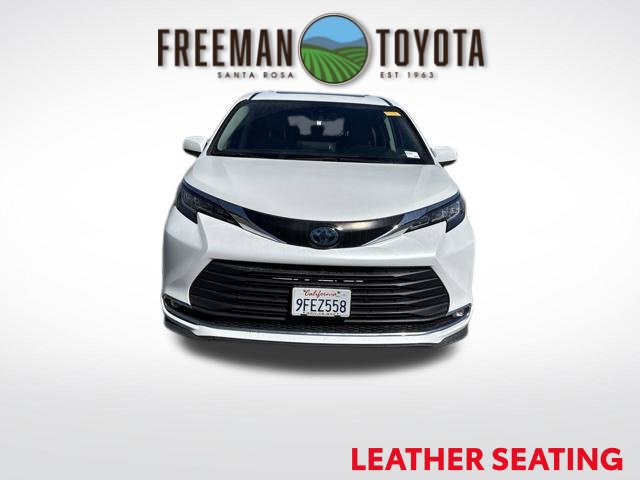 Used 2023 Toyota Sienna XLE FWD image 3