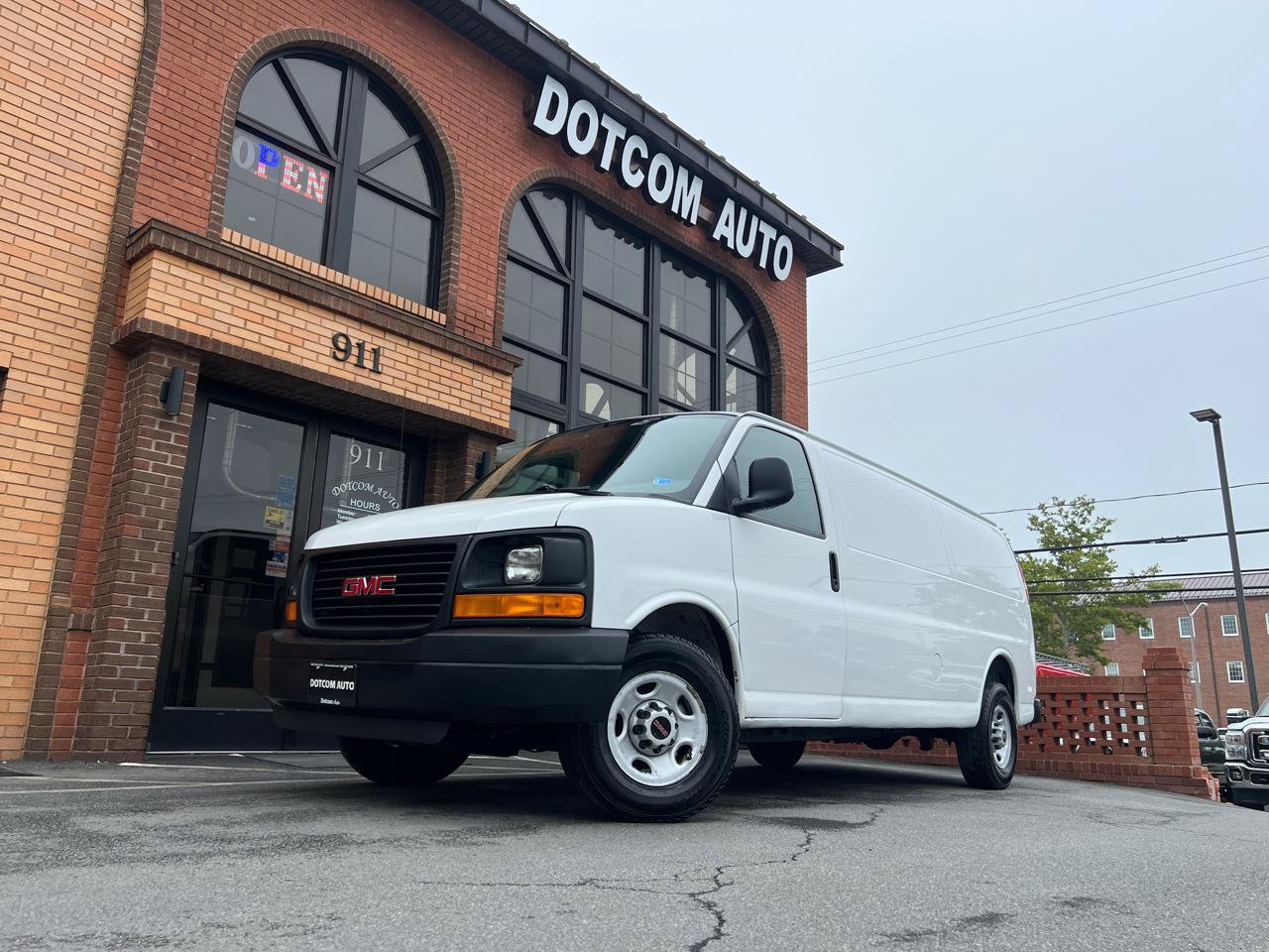Used 2009 GMC Savana 3500 Extended RWD image 3