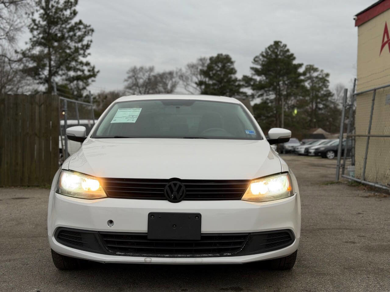 Used 2013 Volkswagen Jetta SE FWD image 2