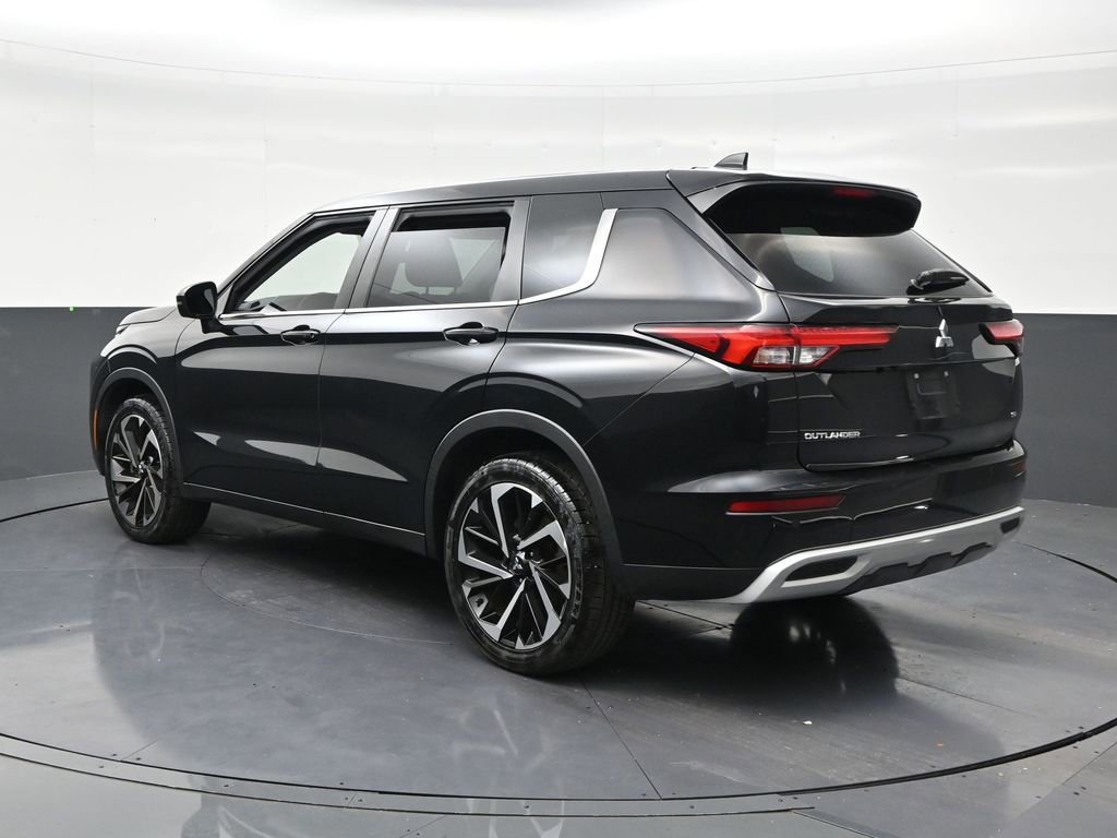 Used 2022 Mitsubishi Outlander SE image 3