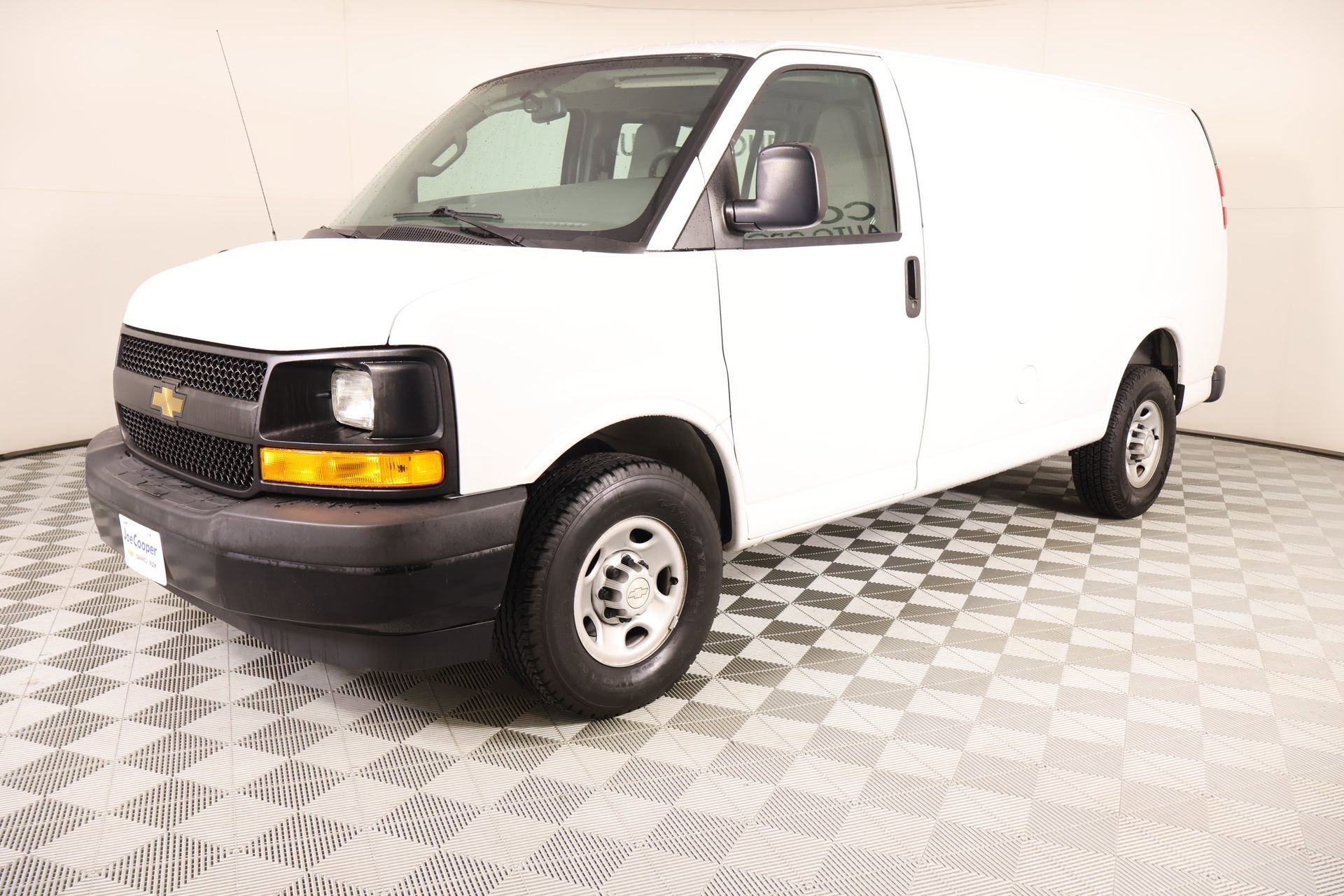 Used 2017 Chevrolet Express 2500 RWD image 8