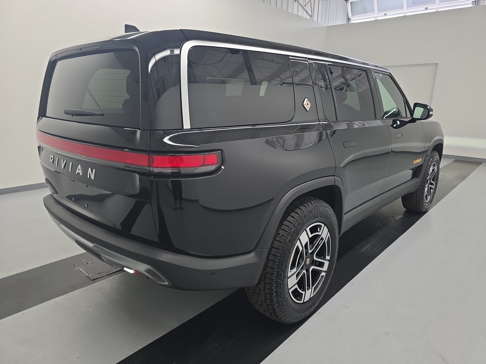 Used 2024 Rivian R1S Adventure AWD/4WD image 5