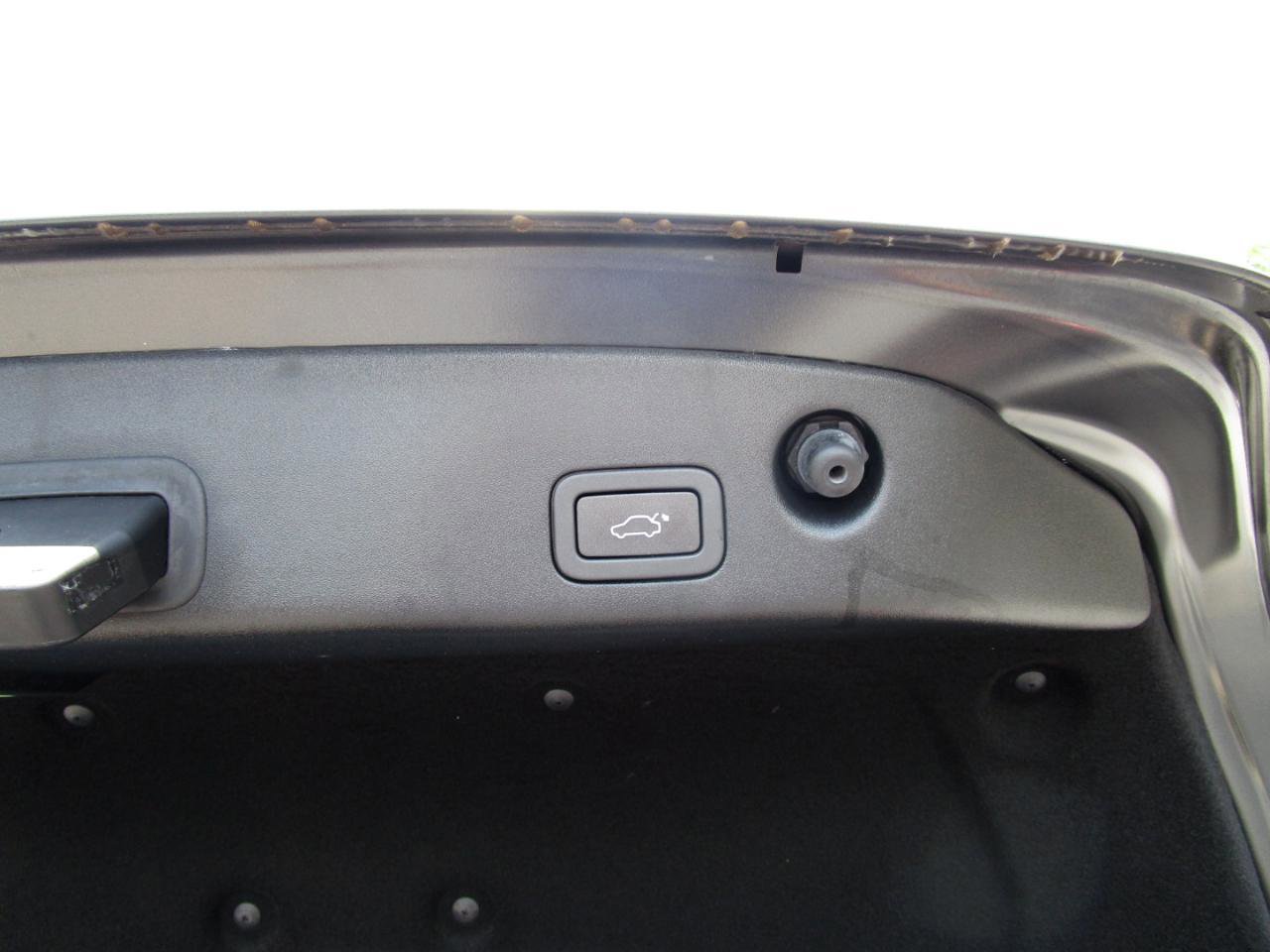 Used 2016 Jaguar XJ R RWD image 28