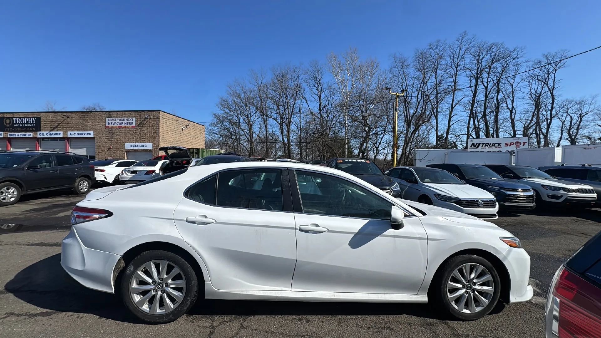 Used 2018 Toyota Camry LE image 4