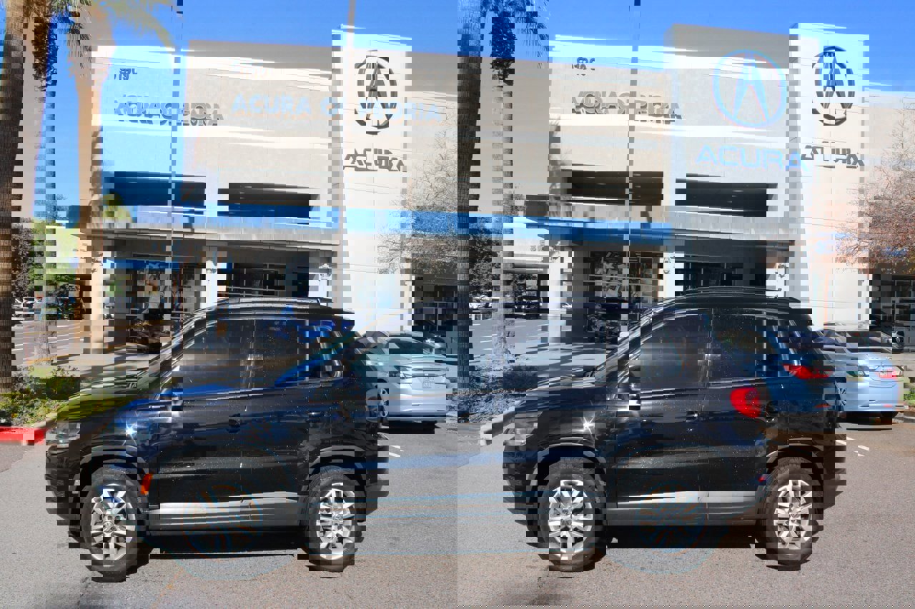 Used 2017 Volkswagen Tiguan S image 2