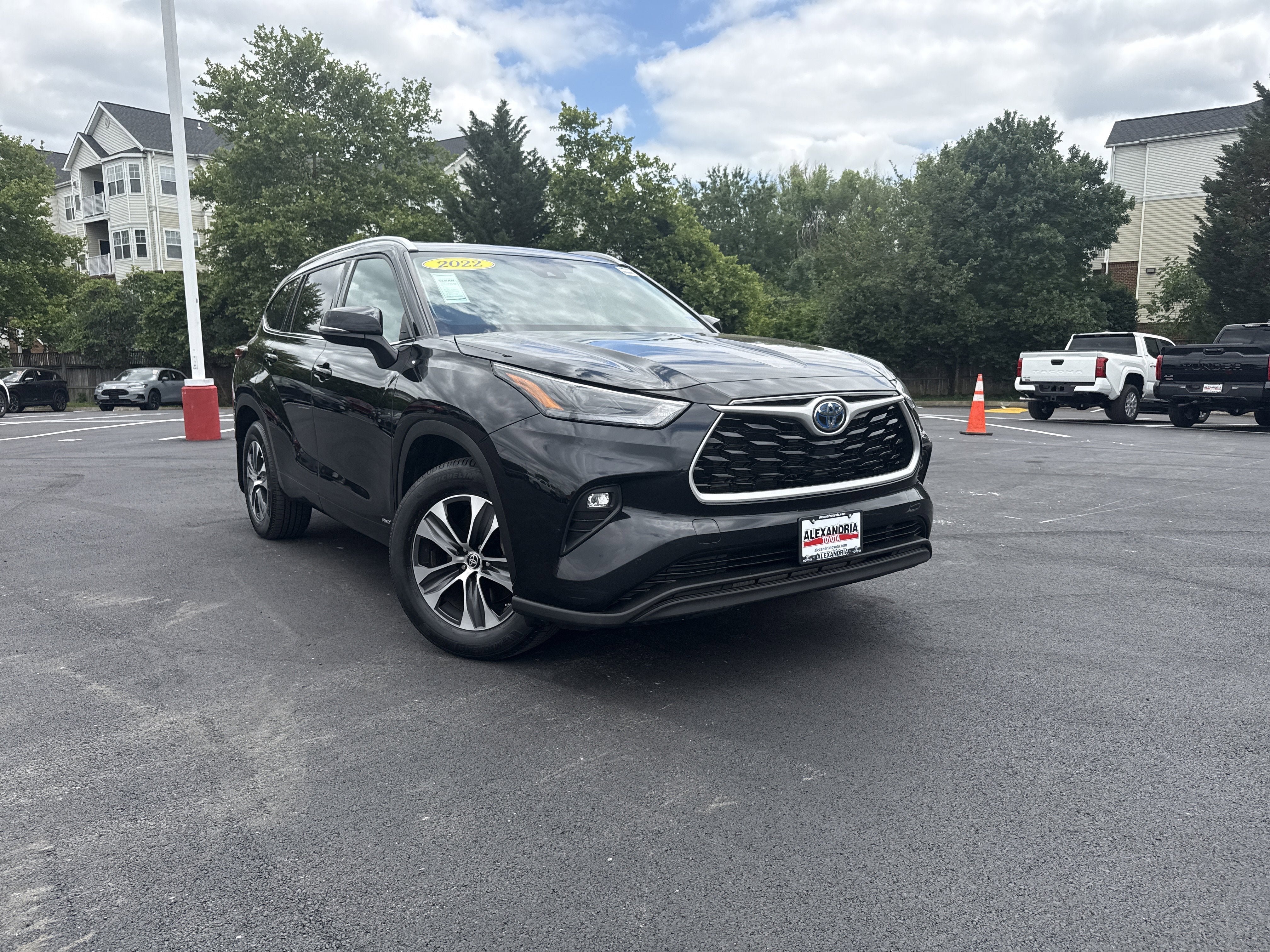 Used 2022 Toyota Highlander XLE AWD/4WD image 2