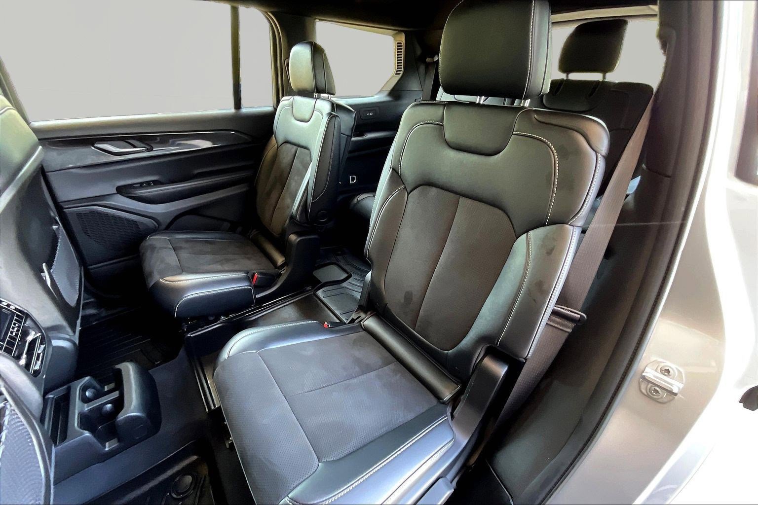 Used 2023 Jeep Grand Cherokee L Laredo AWD/4WD image 21
