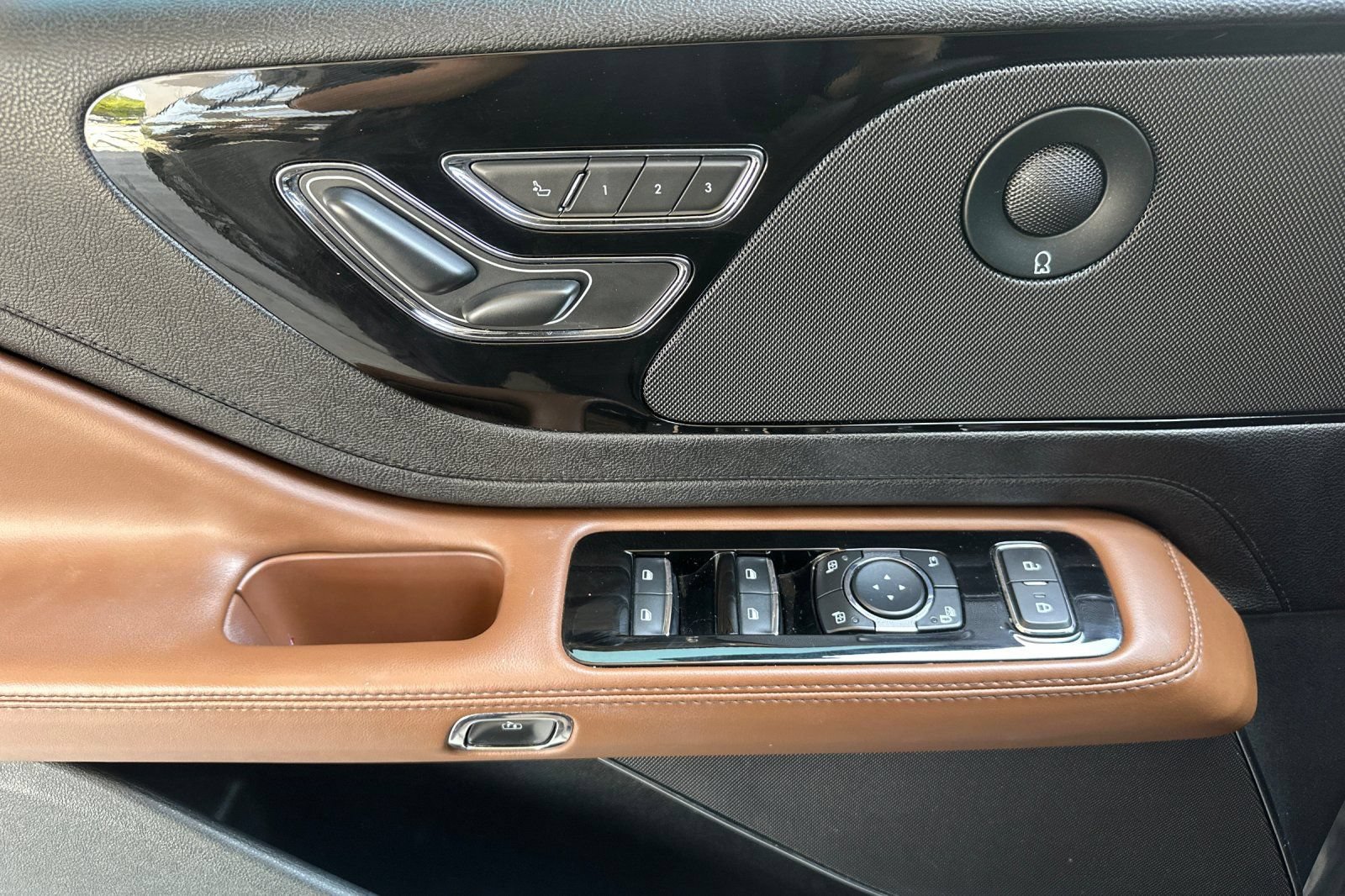 Used 2023 Lincoln Aviator Reserve w/ Equipment Group 201A RWD image 11