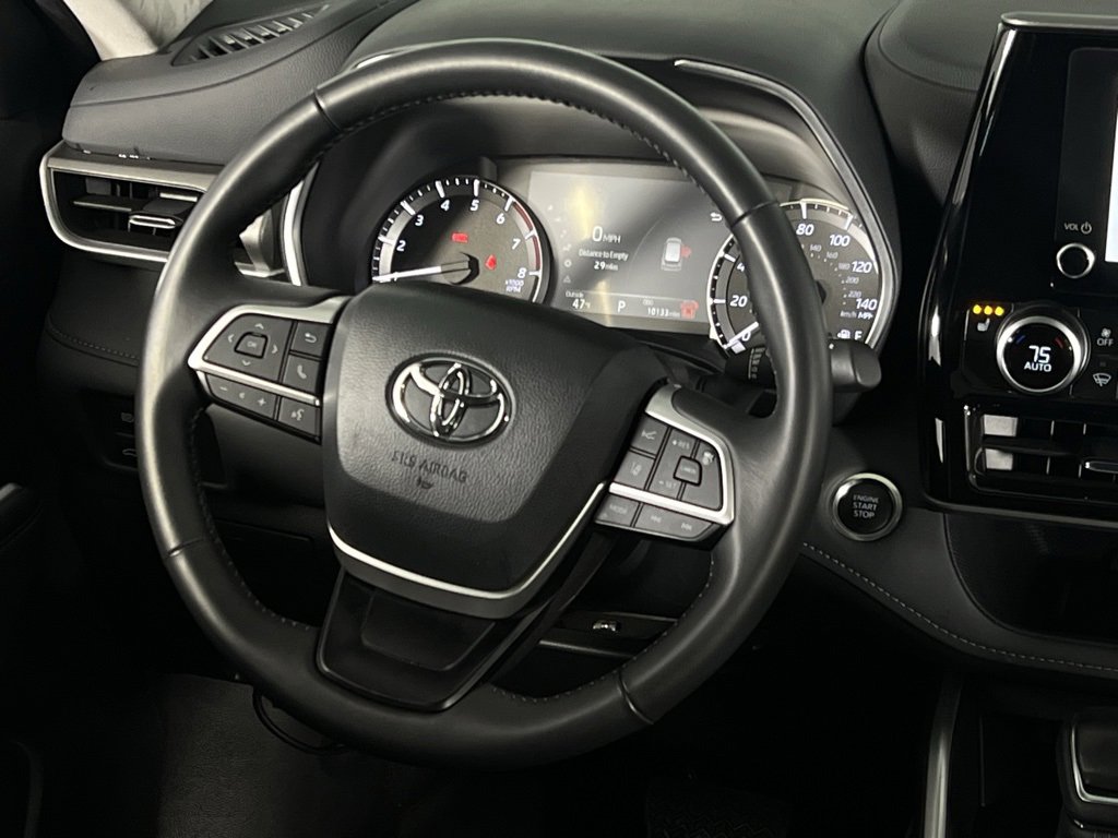 Used 2025 Toyota Highlander XLE image 15