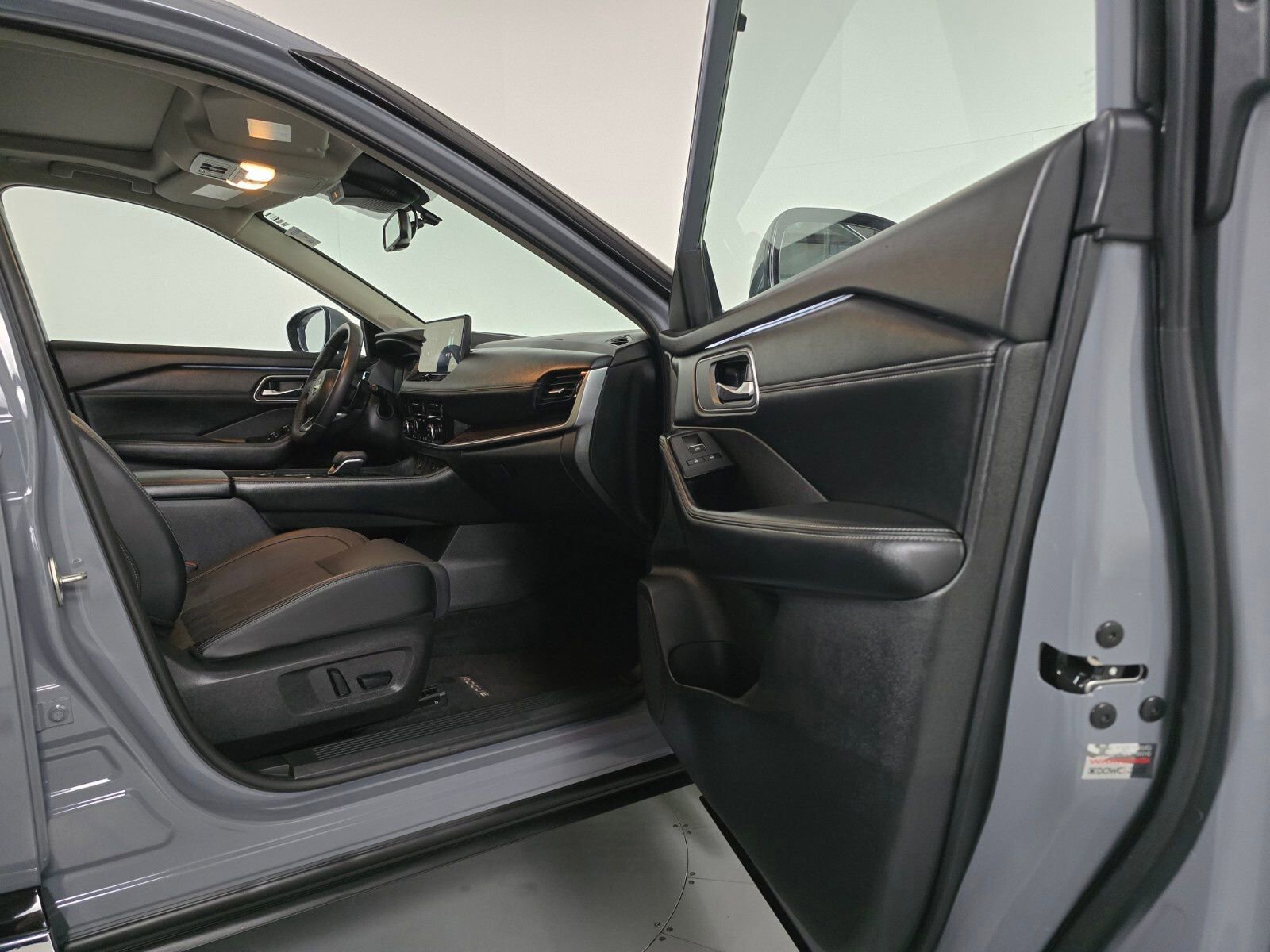 Used 2024 Nissan Rogue Platinum w/ Platinum Premium Package image 22