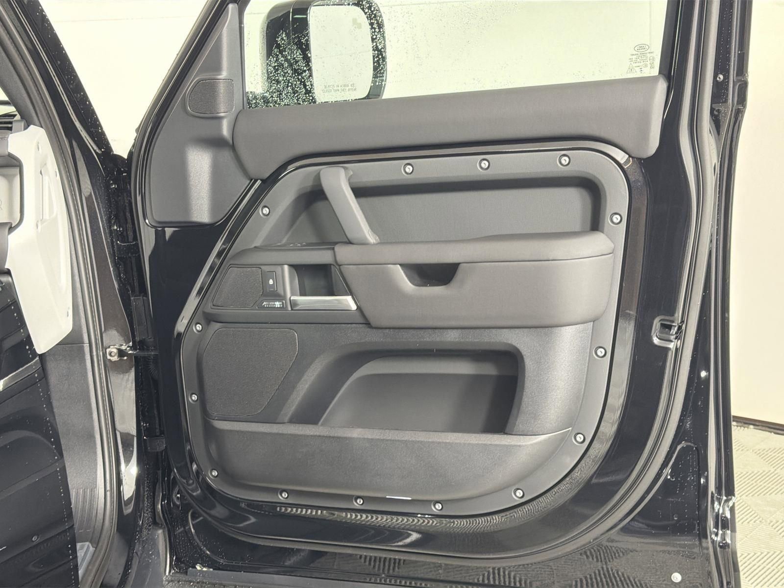 New 2026 Land Rover Defender 110 X-Dynamic SE image 31