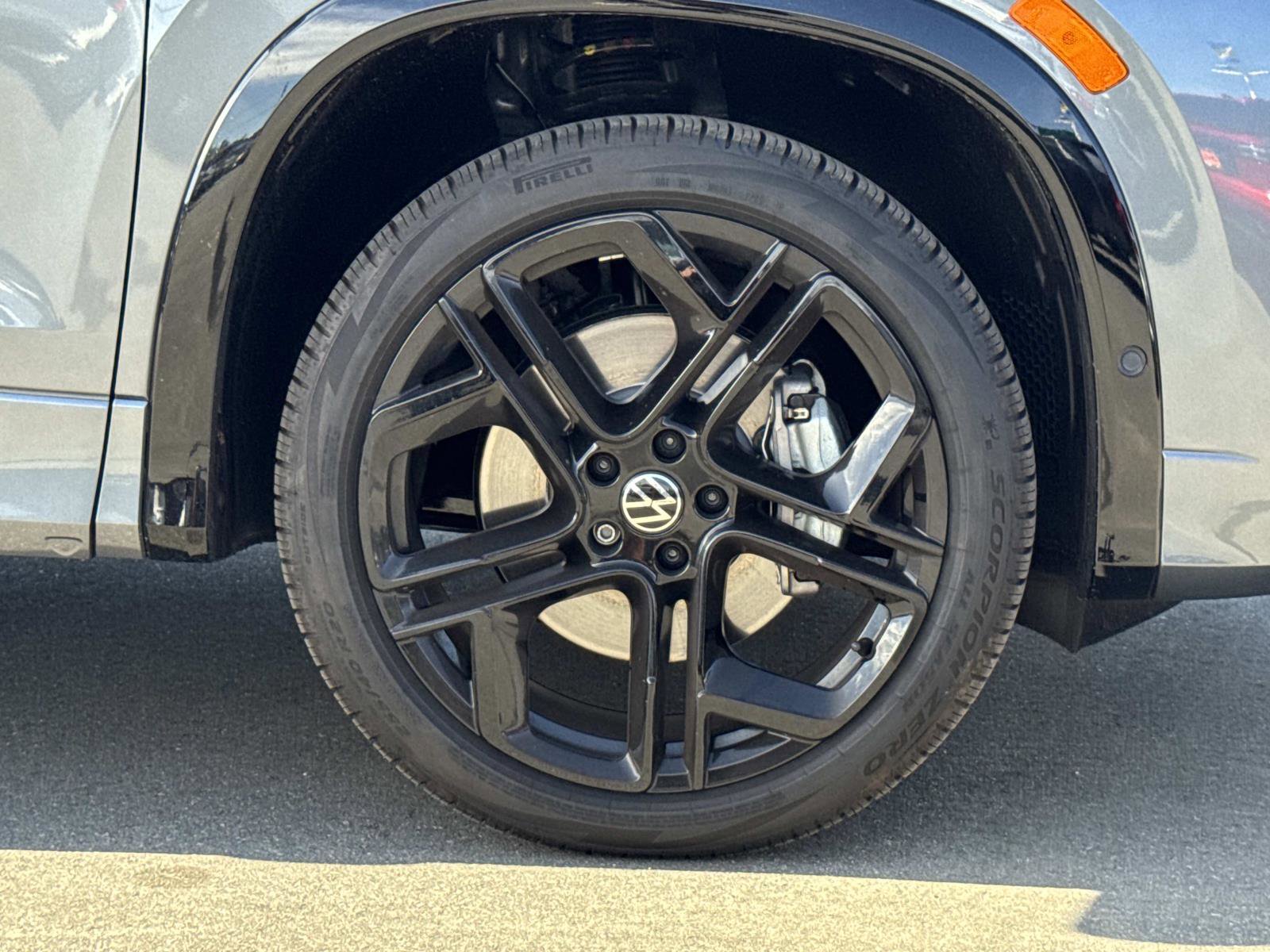 Used 2025 Volkswagen Tiguan SE R-Line image 32