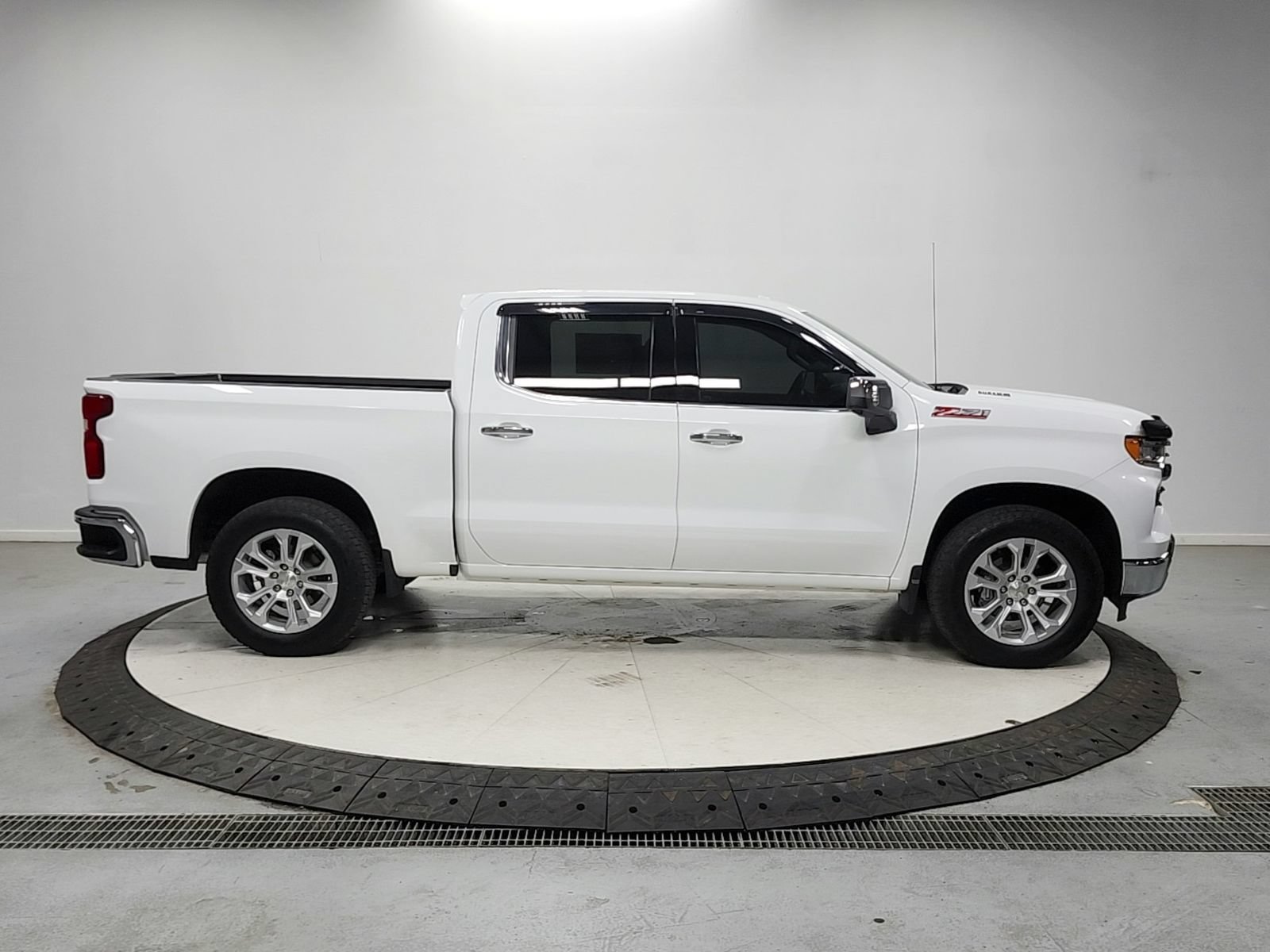 Used 2025 Chevrolet Silverado 1500 LTZ AWD/4WD image 8