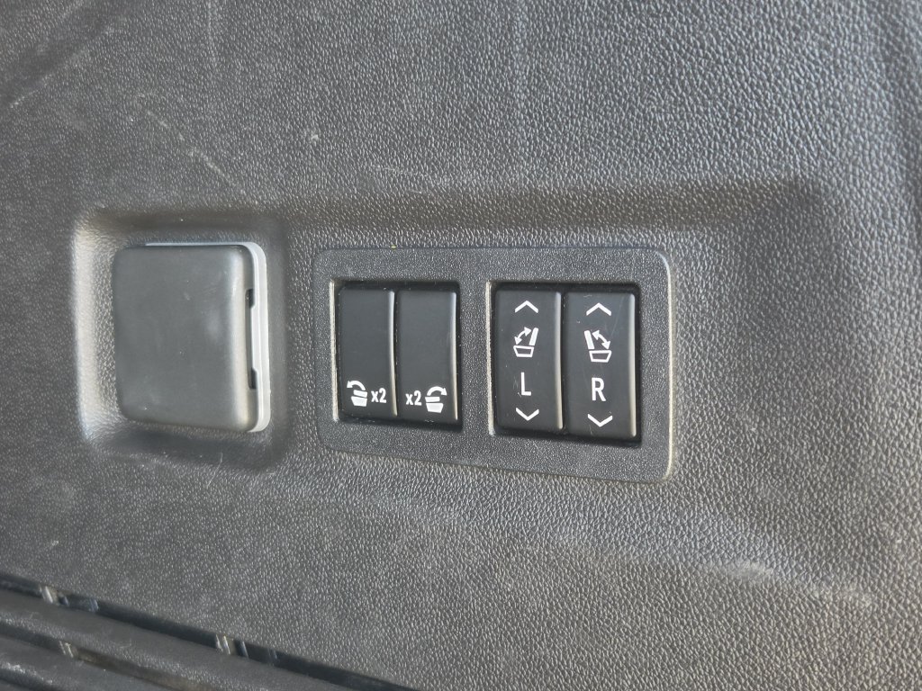 Used 2021 Chevrolet Suburban High Country RWD image 17