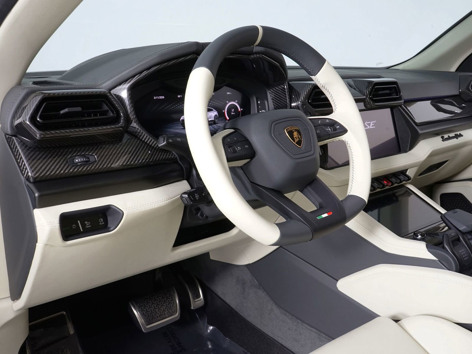 Used 2026 Lamborghini Urus SE AWD/4WD image 5