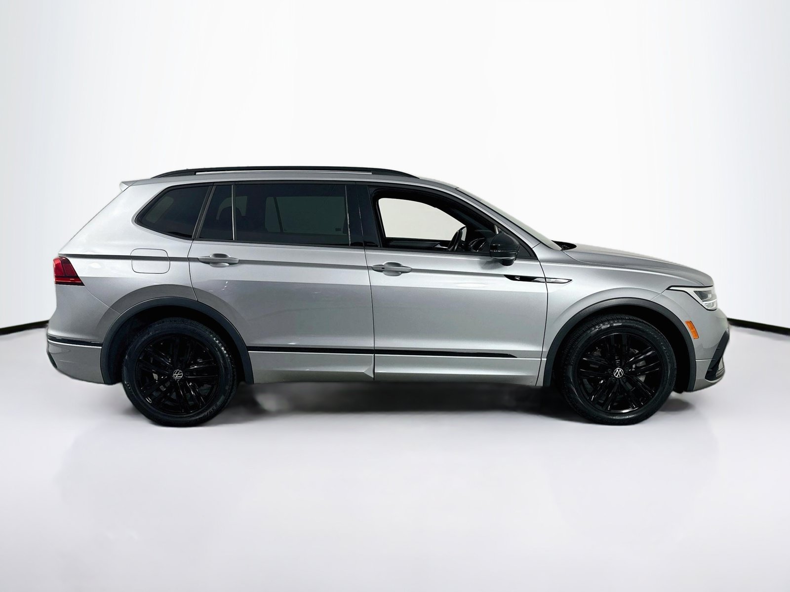 Used 2022 Volkswagen Tiguan SE R-Line FWD image 4