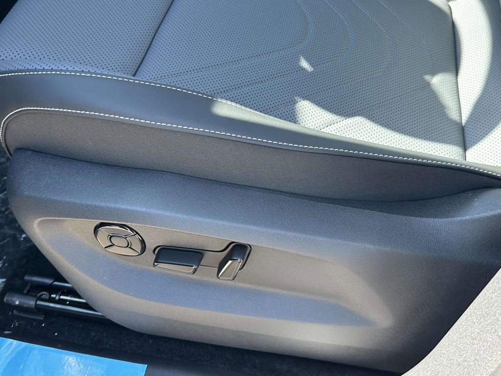 New 2025 Volkswagen Tiguan SE image 17