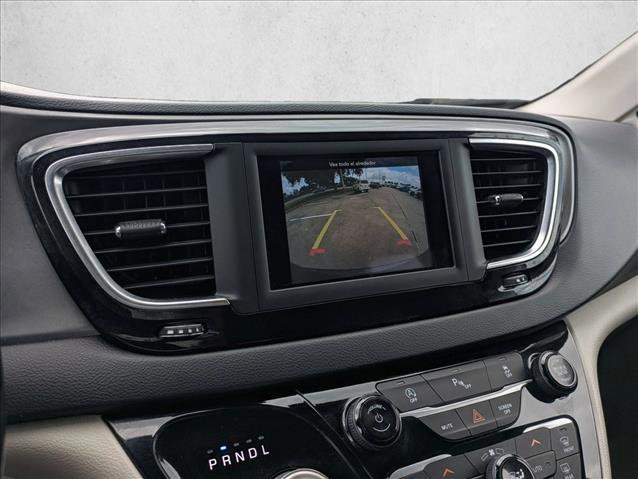 Used 2020 Chrysler Pacifica Touring-L FWD image 11