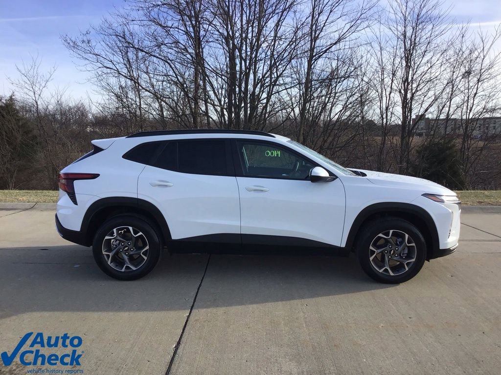 Used 2025 Chevrolet Trax LT image 2