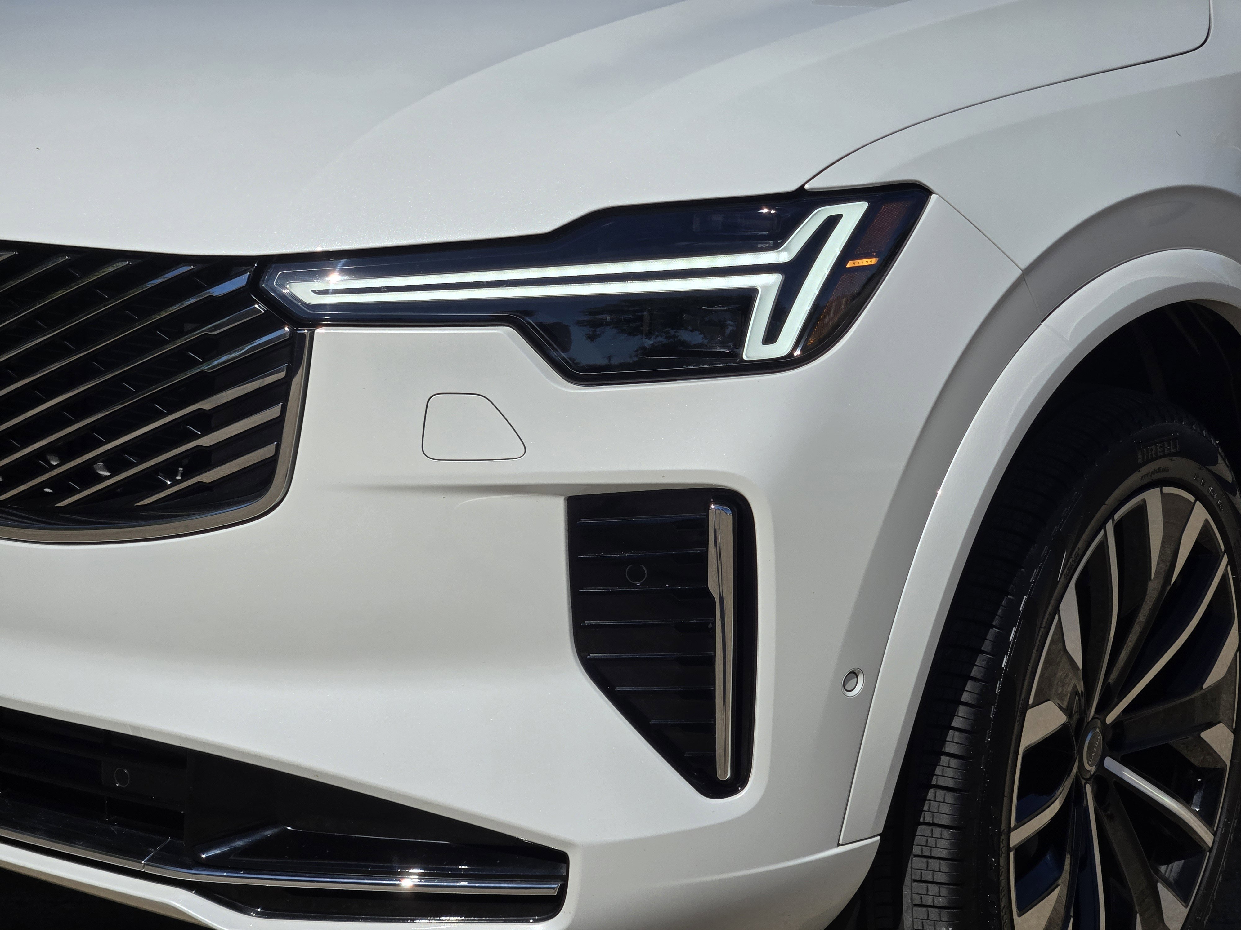 Certified 2025 Volvo XC90 T8 Plus w/ Protection Package Premier image 13