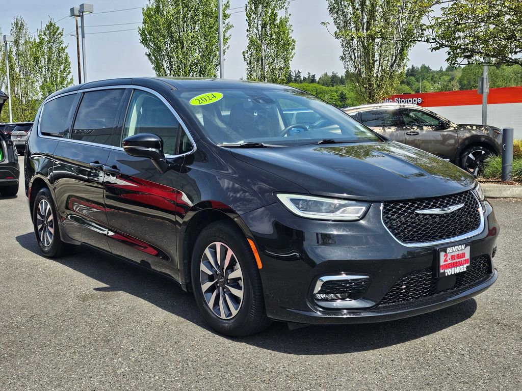 Used 2024 Chrysler Pacifica Limited FWD image 3