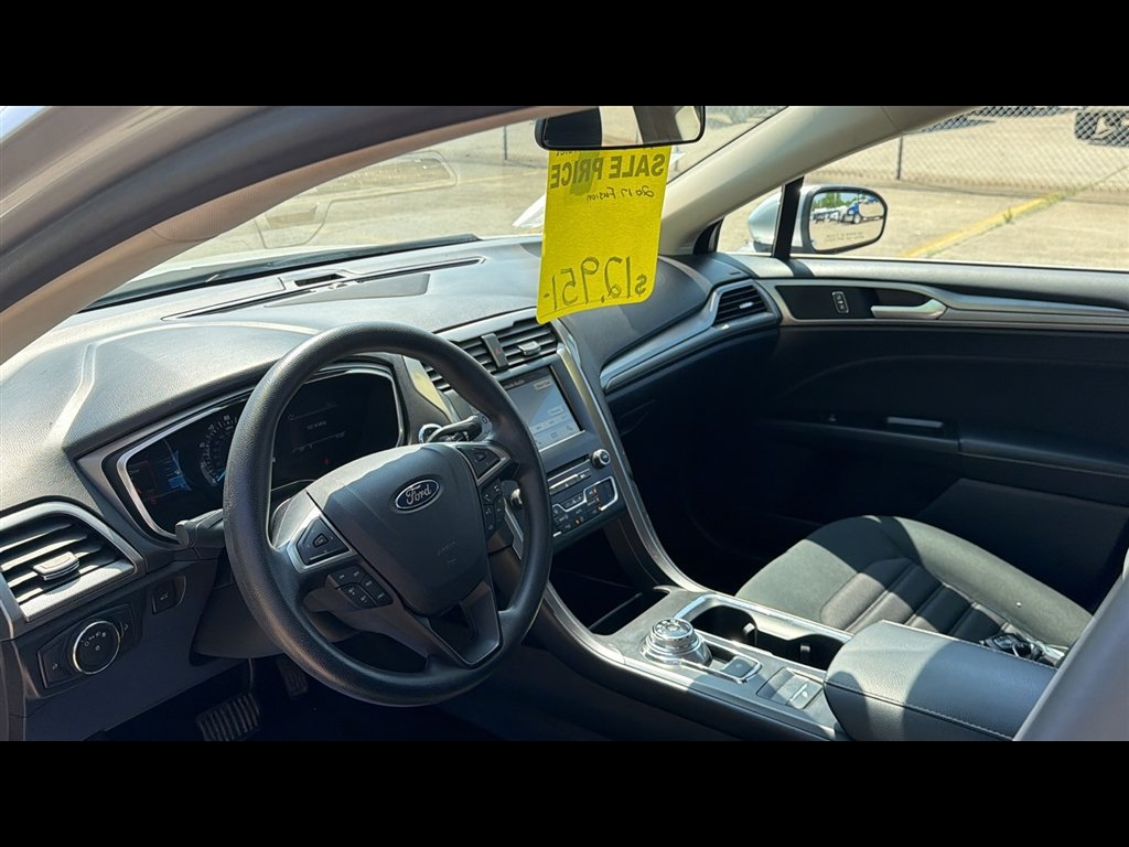 Used 2017 Ford Fusion SE w/ Fusion SE Technology Package FWD image 9