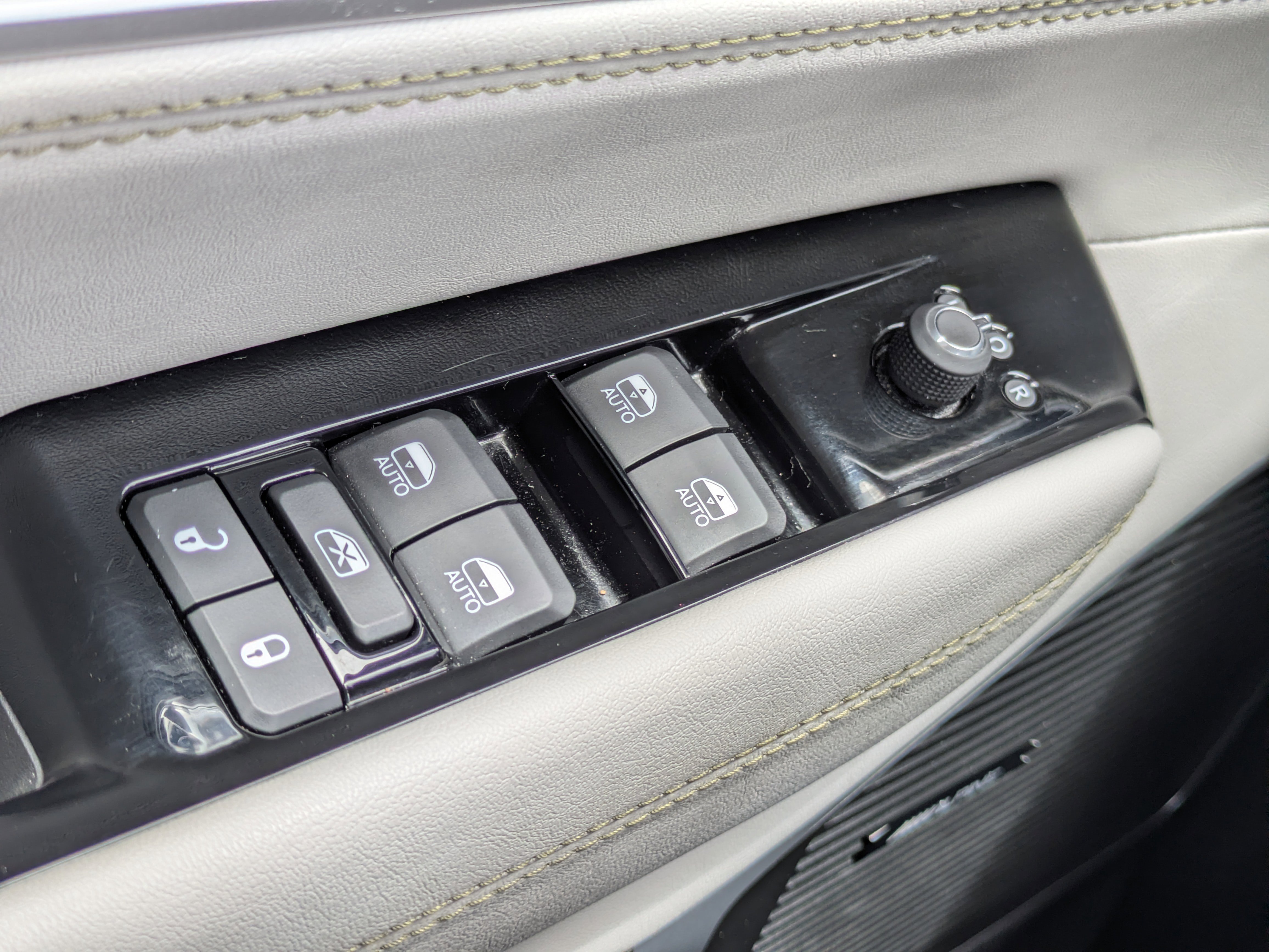 Used 2023 Jeep Wagoneer L Series II RWD image 16
