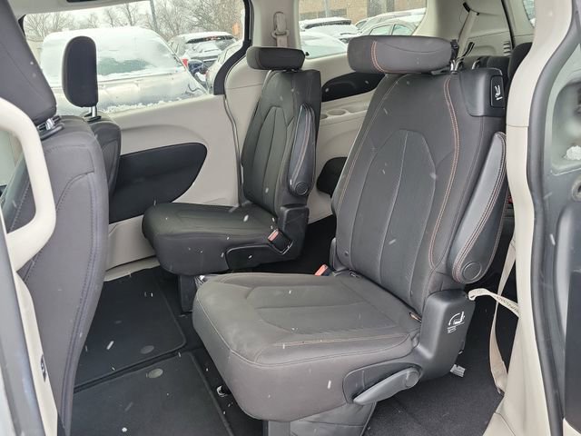 Used 2017 Chrysler Pacifica Touring image 27